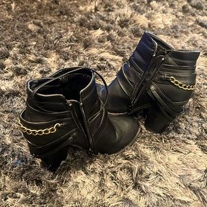 Vintage combat style boots. Black w straps & distressed gold chain